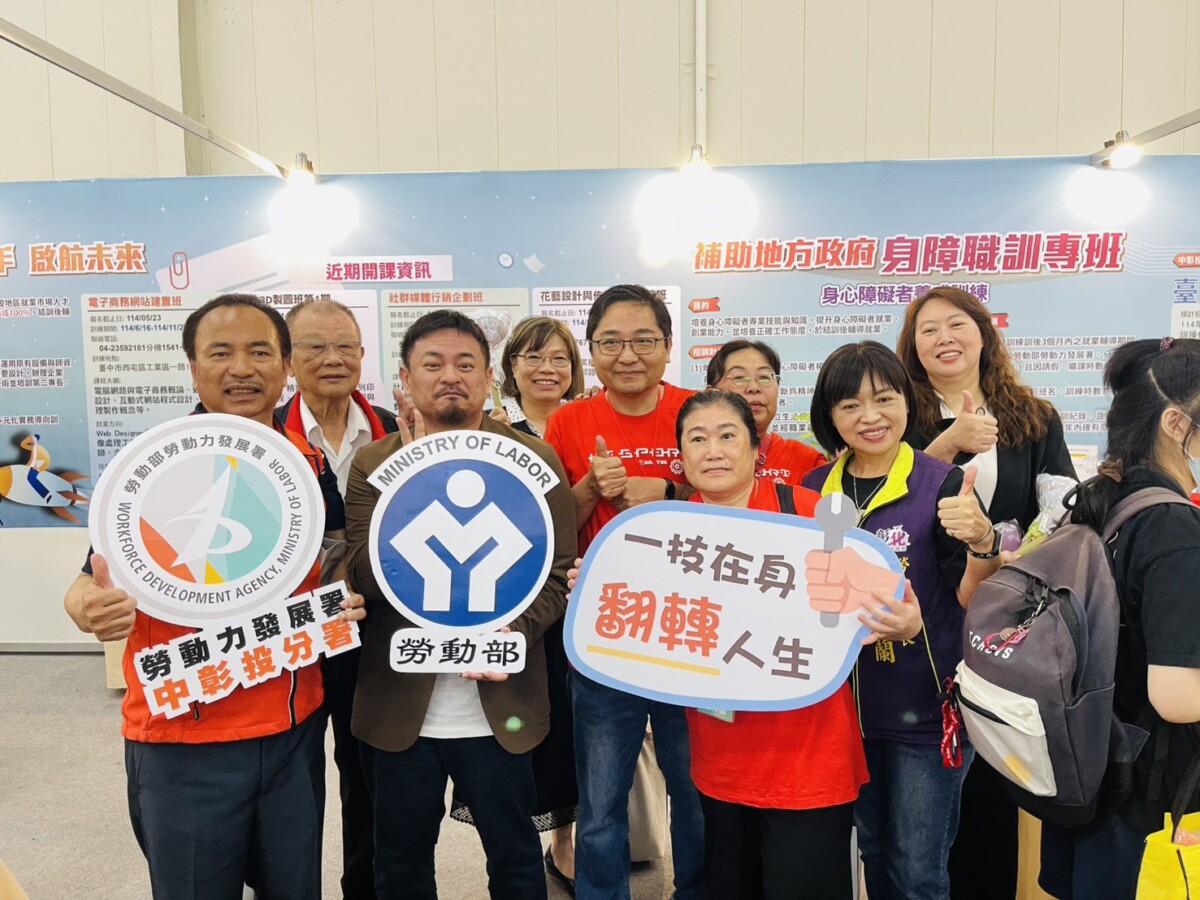 ▲勞動部長洪申翰為現場設攤協助人員及身心障礙求職者加油打氣。(圖/記者顏淑娟攝)