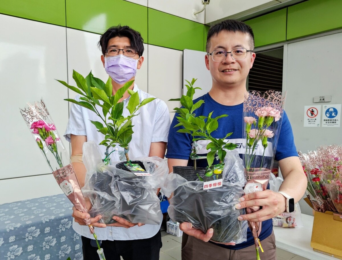 ▲中捷公司致贈捐血者樹苗、康乃馨等多項禮品。(圖/記者顏淑娟翻攝)