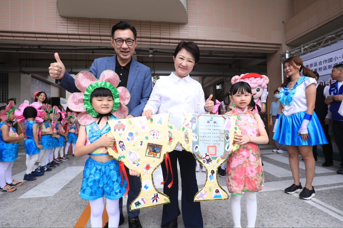 ▲市長盧秀燕與表演學生互動合影。(圖/中市府提供)