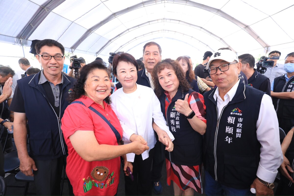 ▲市長盧秀燕與民眾互動。(圖/中市府提供)