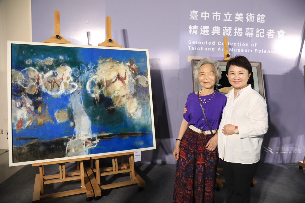 ▲市長盧秀燕與楊淑珍女士合影。左：典藏的作品《夾道梅花開》(圖/記者顏淑娟翻攝)
