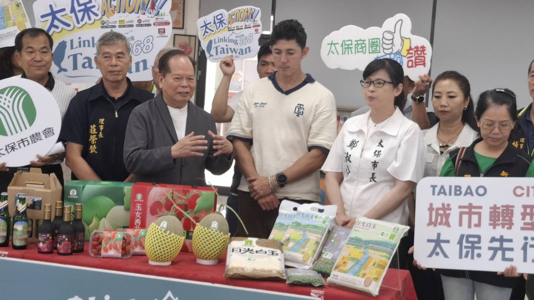 《Linking 368 Taiwan 恁去台灣》團隊到太保市公所、太保市農會、福濟宮等地展開有關太保市人文底蘊與科技前瞻交織的節目拍攝。（圖/記者陳惲朋翻攝）