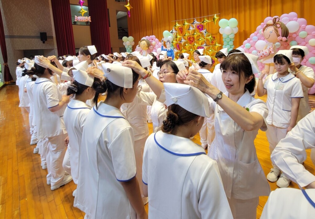 輔英科大護理系加冠　白衣天使啟航