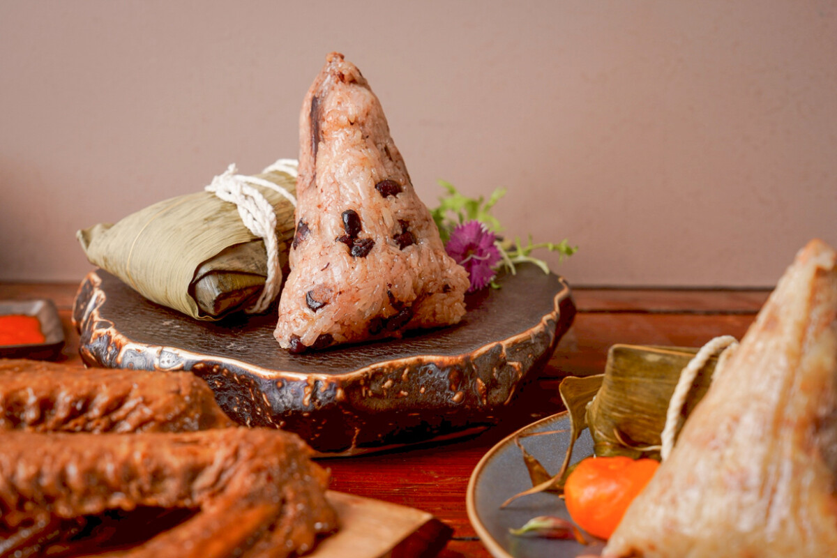 ▲「月見紅豆糯米粽」選用萬丹紅豆與糯米混合作為外皮,包裹甜蜜紅豆餡及鹹蛋黃,口感綿密交織,甜而不膩。(圖/承億酒店提供)