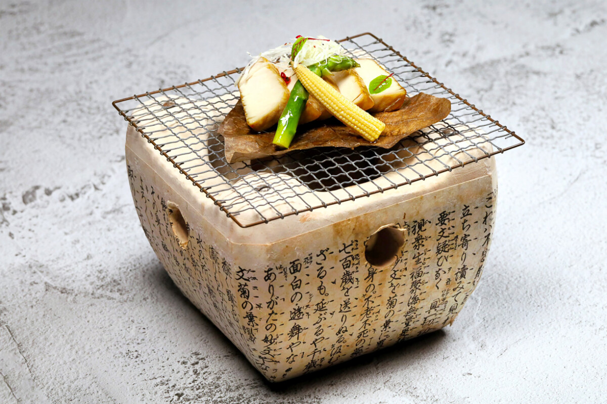 ▲黑鮪魚肚條以炭火慢烤逼出豐盈油脂，外酥內嫩、香氣誘人。（圖/京樂日本料理提供）