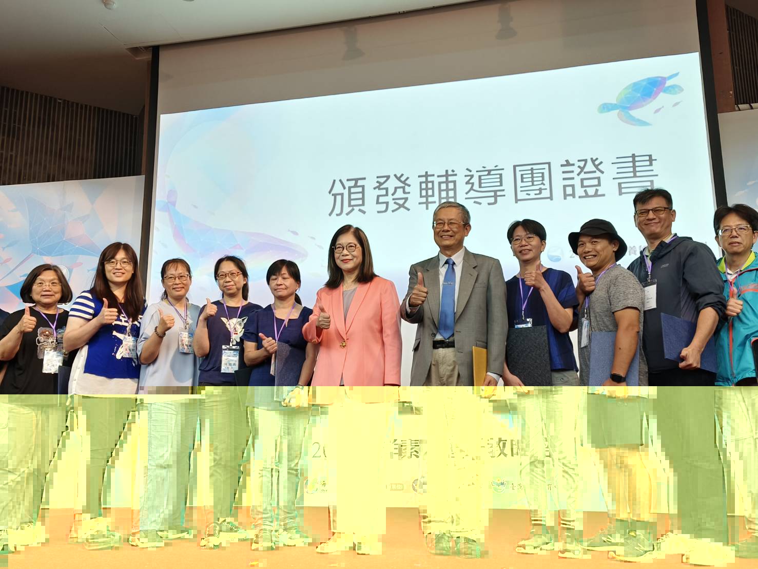 ▲海洋委員會贈與國立臺灣海洋大學許泰文校長感謝紀念盃。(記者陳光蘊翻攝)