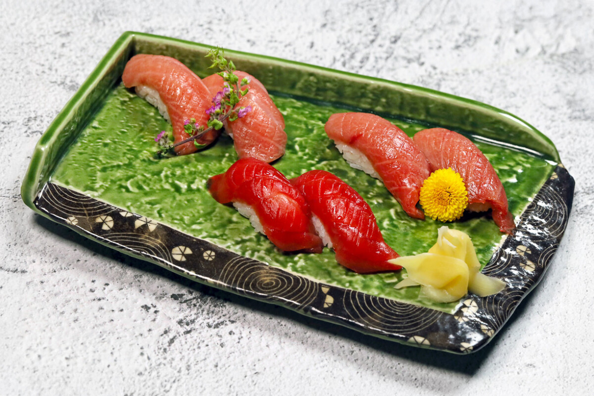 ▲柔嫩多脂的黑鮪魚以握壽司呈現，入口即化、油香四溢。（圖/京樂日本料理提供）