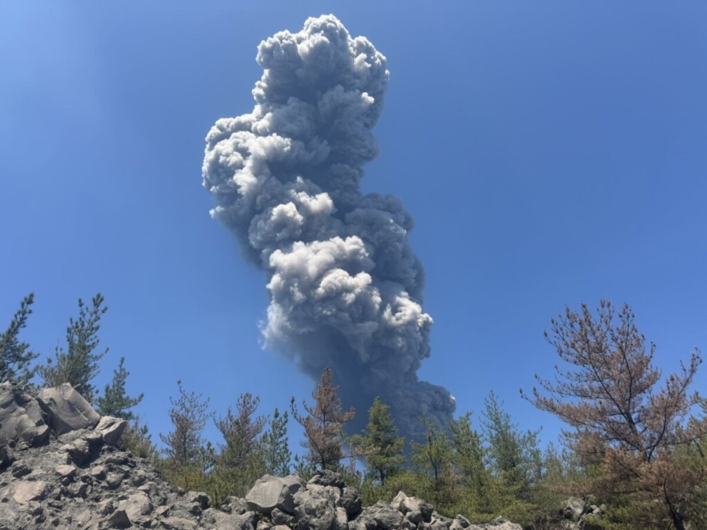 櫻島火山灰狂撒！鹿兒島機場癱瘓　旅客改票排隊擠爆