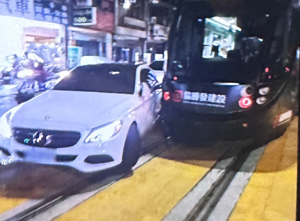 三寶女賓士駕駛違規左轉 撞行駛中輕軌 這下慘了