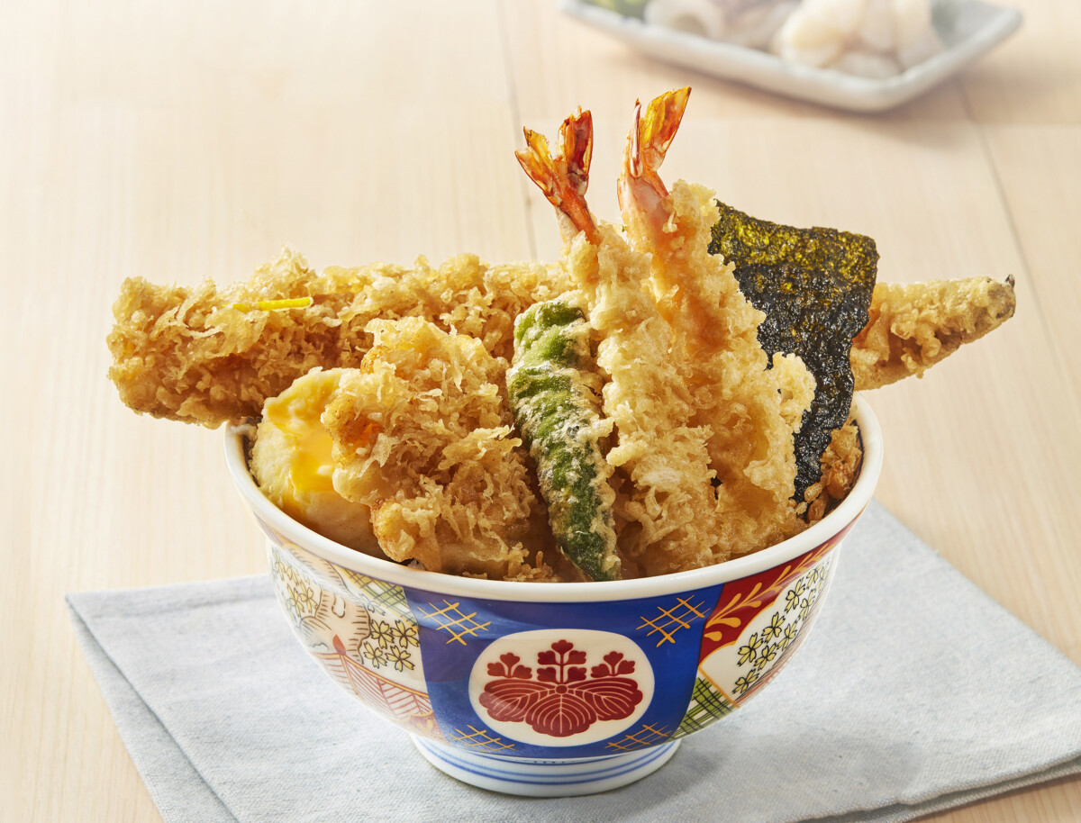 《寵粉感謝祭》金子半之助_形象圖02_經典天丼-江戶前天丼$459，搭配套餐$558 (野生星鰻、鳳尾蝦、干貝及魷魚海鮮炸、青龍、半熟玉子、海苔)