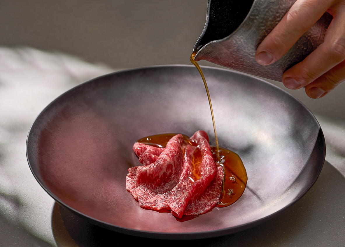 ▲「近江牛／ consommé ／枸杞」採取汆燙方式淋入法式澄清熱湯。（圖/主辦單位提供）
