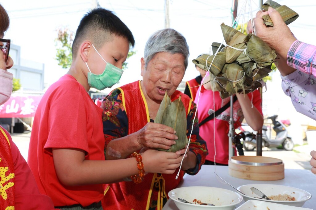 百歲阿嬤手把手　教會孩子第一顆「人生粽」