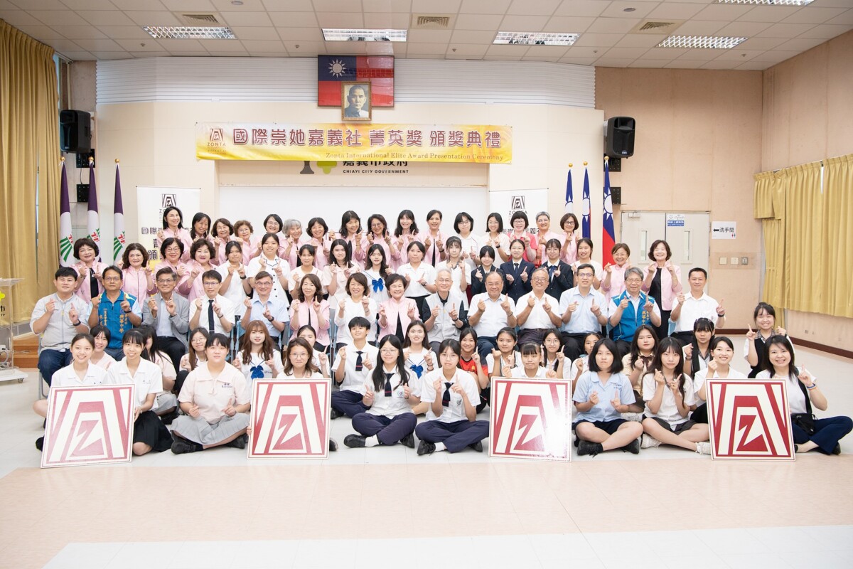 嘉義市長黃敏惠與國際崇她嘉義社社長陳明賢頒發44位學生獎座及獎金。（圖/嘉義市政府提供）