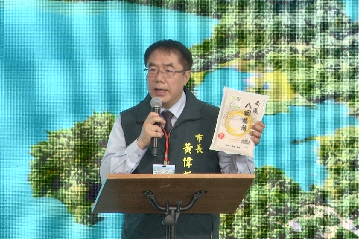 ▲黃偉哲致贈蒞臨的貴賓「八田穗越」稻米，盼傳達八田精神。（圖／記者陳彥霖翻攝）