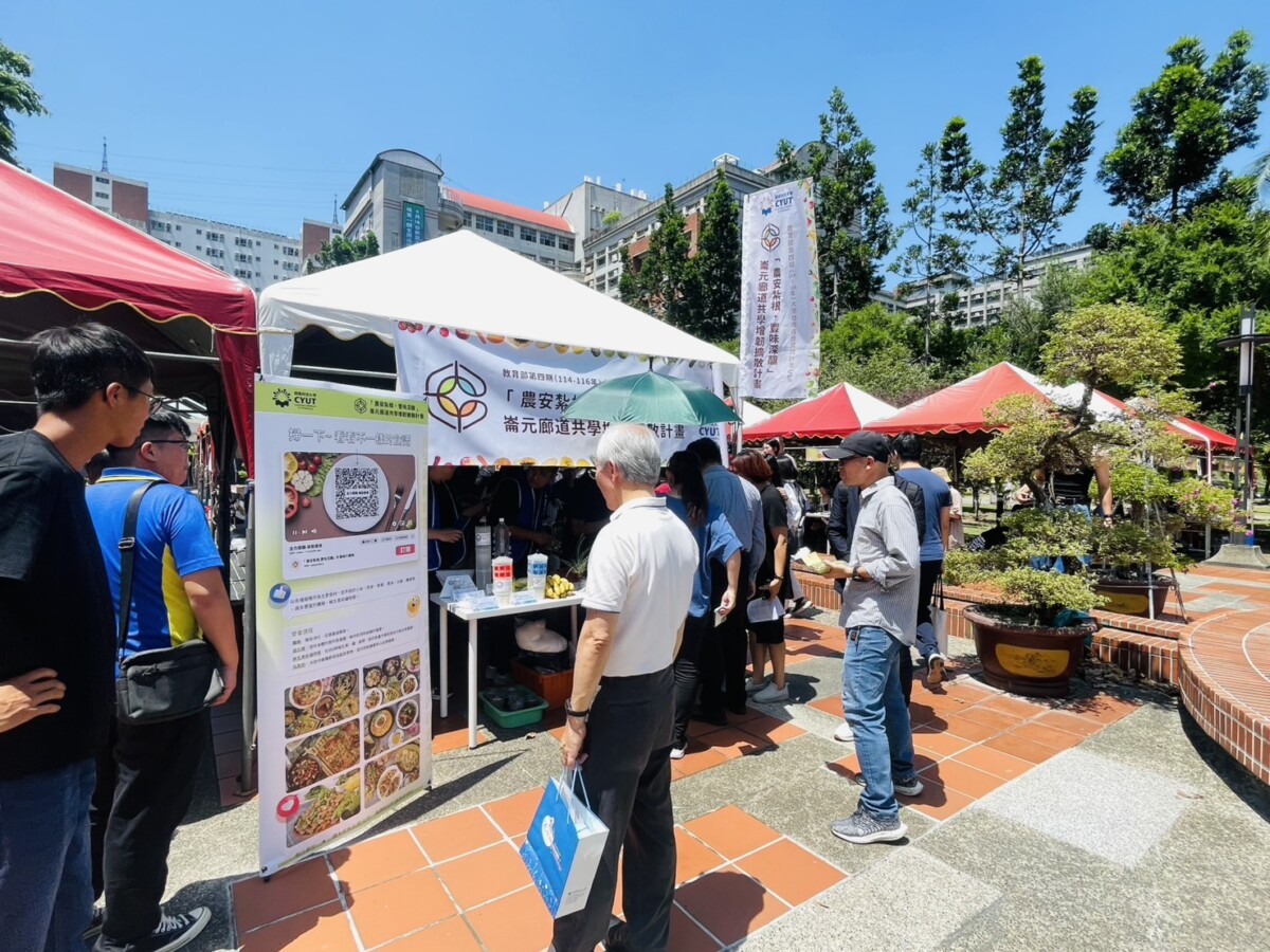 ▲現場創業市集，共有25組學生創業團隊與5組USR計畫團隊參與，合計30個創意攤位進駐海豚廣場。(圖/記者顏淑娟攝)