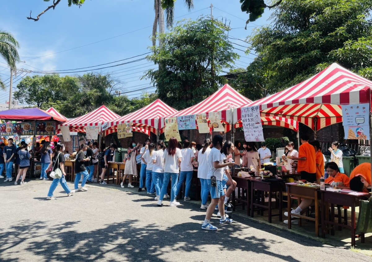 ▲校慶園遊會結合各科特色與學生創意，設攤內容豐富多元。(圖/記者顏淑娟攝)