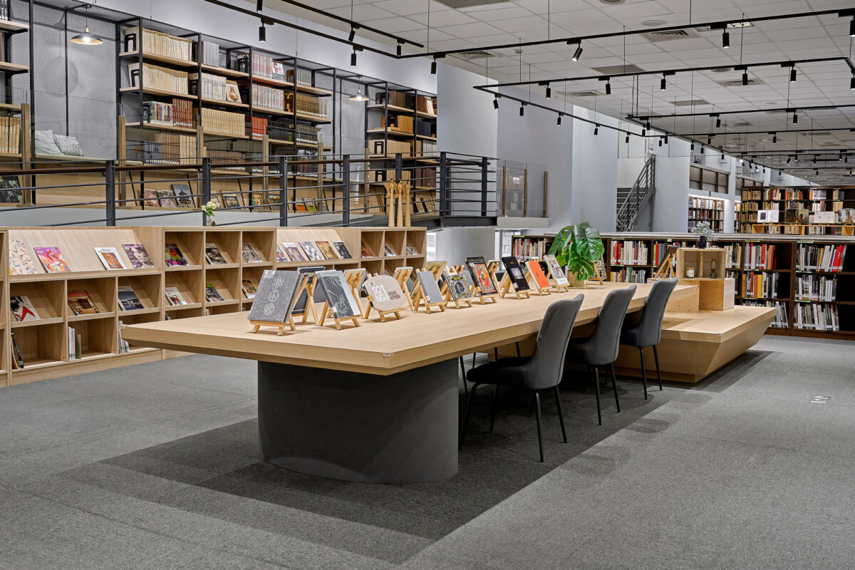 ▲長桌展示區、期刊閱覽區。(圖/國立臺灣美術館提供)