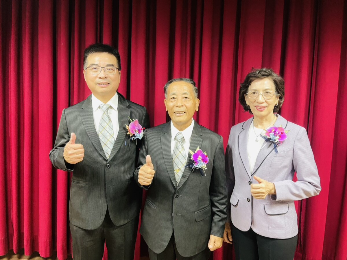 ▲公益捐贈活動合影。左起：執行長郭清進、董事長蔣龍山、秘書長曾彩霞。(圖/記者顏淑娟攝)
