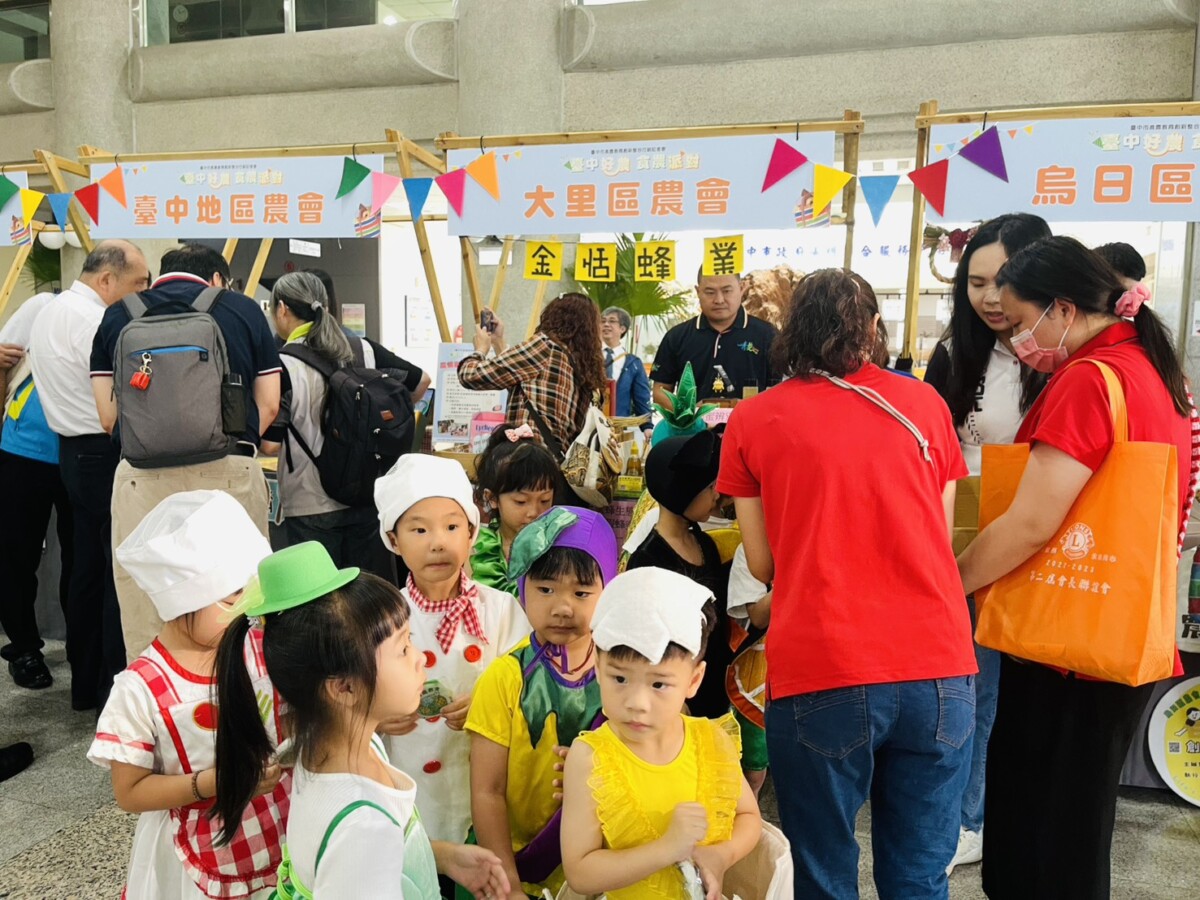 ▲推動食農教育向下扎根，帶領小朋友認識在地特色農產。(圖/記者顏淑娟攝)