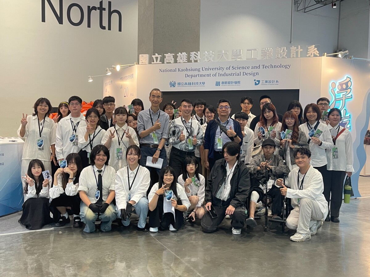 ▲新一代設計展工業設計系師生全班一起合照。（圖/高科大創新設計學院提供）