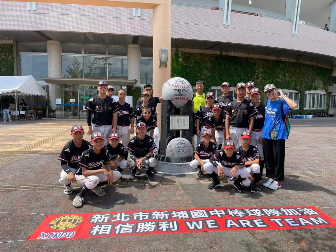 何凱翔總教練率隊至日本參加宮崎大賽的全隊合影。照片由何凱翔總教練提供。