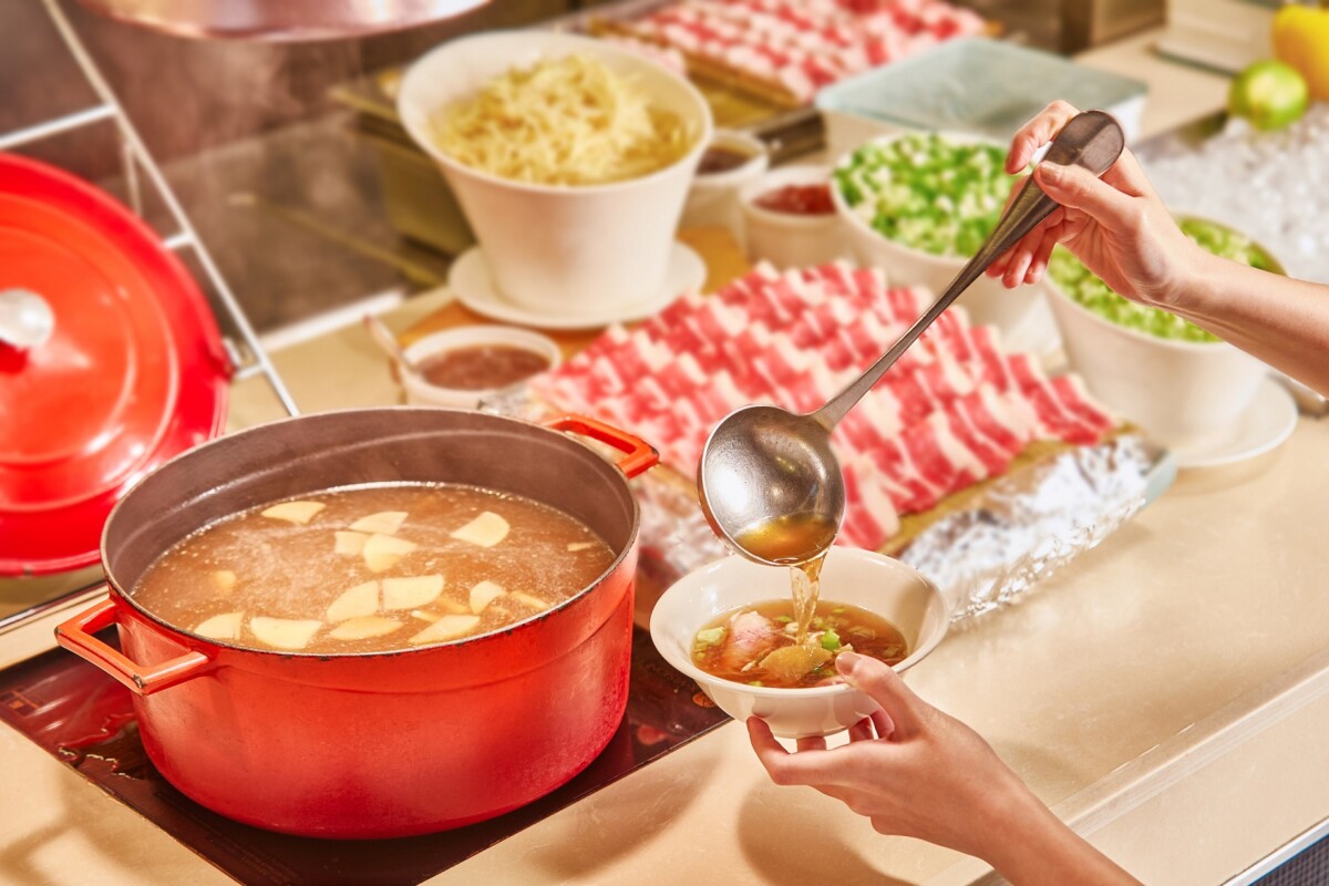台北凱撒Checkers自助餐廳主打多國料理與甜點佳餚，其中以現燙牛肉湯最受歡迎，每一口都充滿鮮美滋味。6月起因應畢業季，平日午晚餐推出餐券買10送5優惠，20人同行每位只要720元。