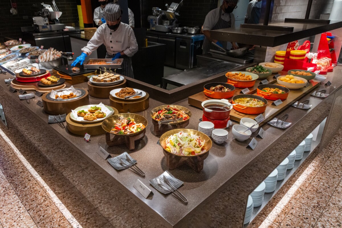 「小福利麻辣鍋」Buffet餐檯從經典人氣炸物〈無骨雞腿鹹酥雞〉、〈炸蝦天婦羅〉，到〈炙燒握壽司〉、〈和牛滿腹咖哩飯〉，豐富你的吃鍋體驗。