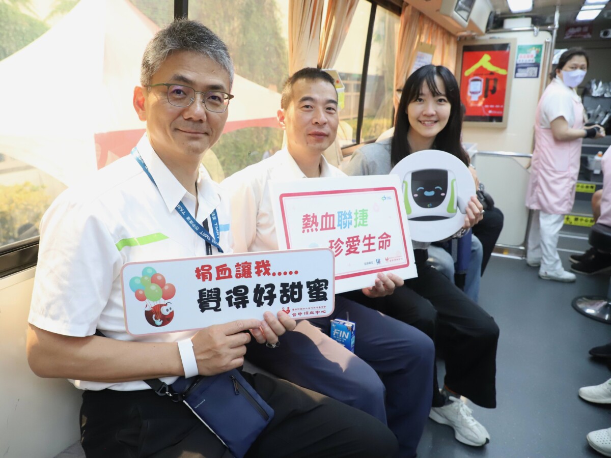 ▲中捷代理副總經理鄭凱祥(左)帶領員工加入捐血行列。(圖/記者顏淑娟翻攝)