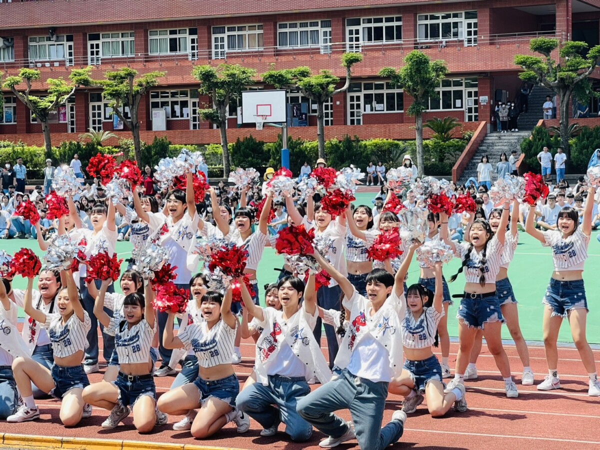 ▲榮獲全國台灣盃高中組啦啦隊冠軍的學生迎賓舞演出，展現青春無敵、活力四射。(圖/記者顏淑娟攝)