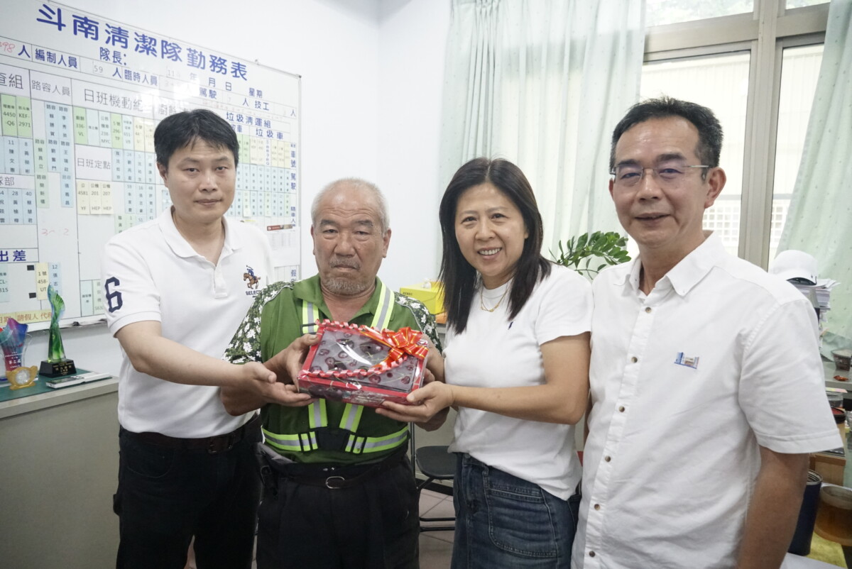斗南鎮鎮長沈暉勛（右1）皆同夫人由清潔隊長許家源（左1）陪同慰問清潔隊陳姓隊員(圖/記者陳雅琪拍攝)
