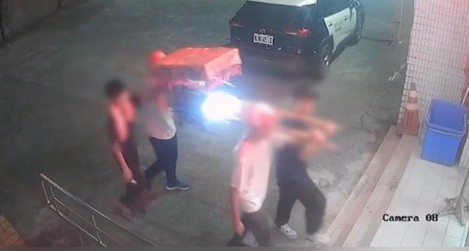 神轎夜巡竟闖派出所！高雄值班員警嚇愣　直奔「戒護區」
