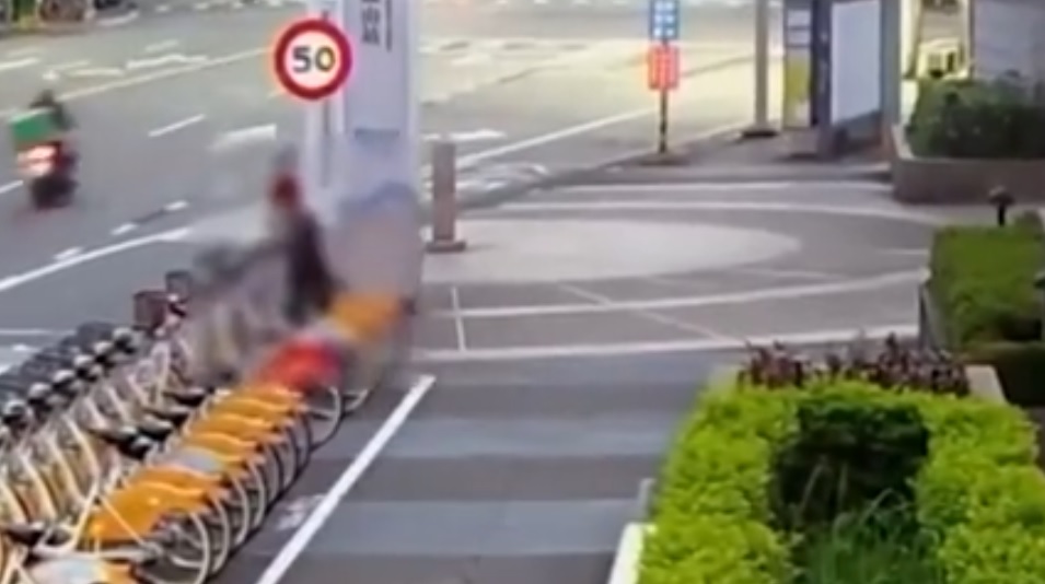 鳳山YouBike掛袋遭偷！65歲男取走iPad　警摸清作息清晨逮人