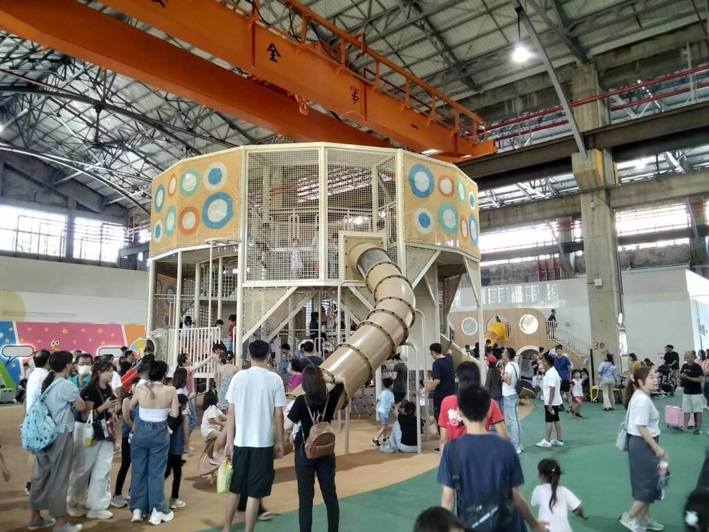 高雄親子遊樂園爆人潮　中秋連假4天8萬人湧入