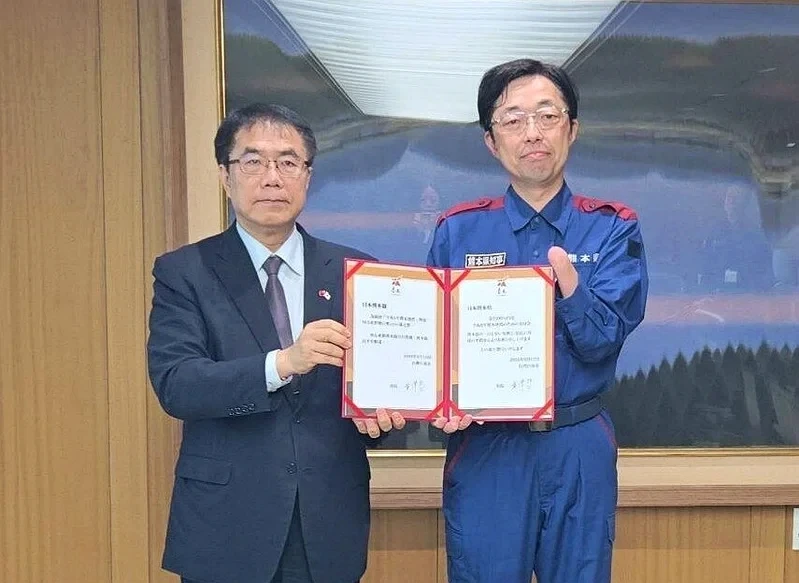 黃偉哲快閃熊本跨海送暖　親送5500萬日圓愛心捐款