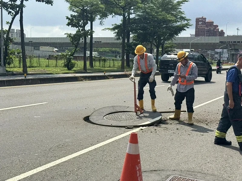 高雄鳳山路面驚爆！人孔蓋突「炸開」　地下高壓電線故障釀禍