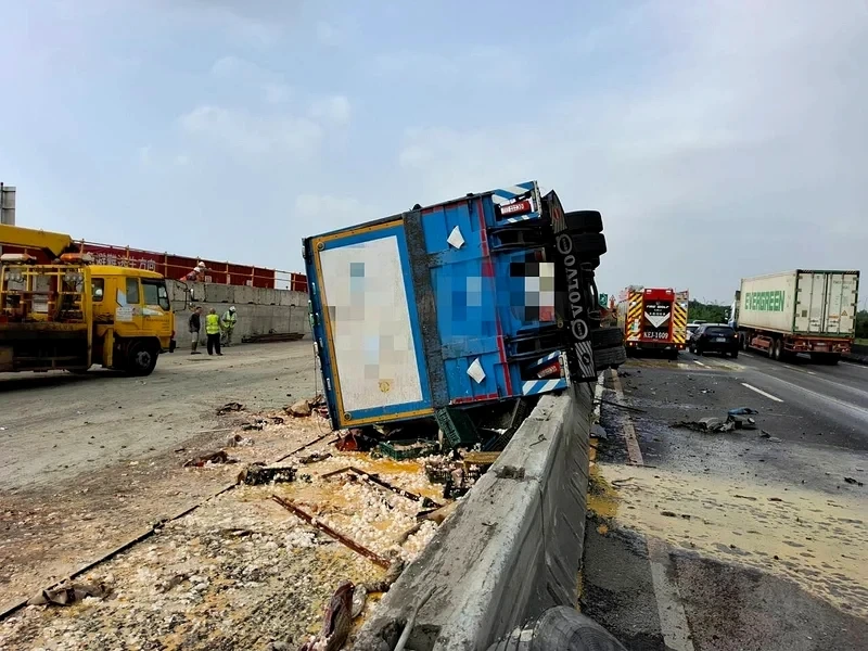 國道大貨車突側翻！雞蛋散滿地　30歲駕駛命喪嘉義
