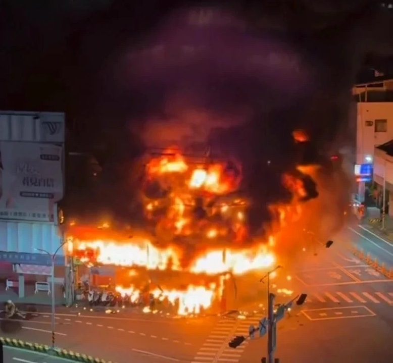 台南機車行清晨陷火海！32車狂救「爆炸聲不斷」上百車燒成骨架