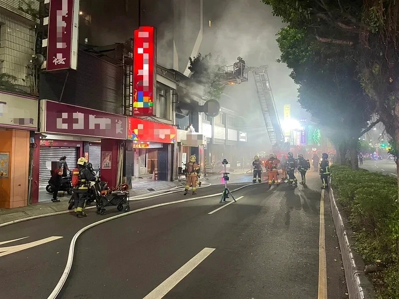 三重燒肉店大火9人跳樓逃生！濃煙竄3樓　消防設備曾查合格