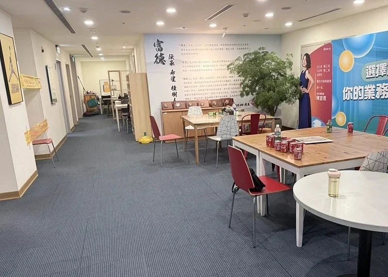 富邦人壽通訊處爆衝突！2男廁所滿身刀傷　警鎖定41歲男