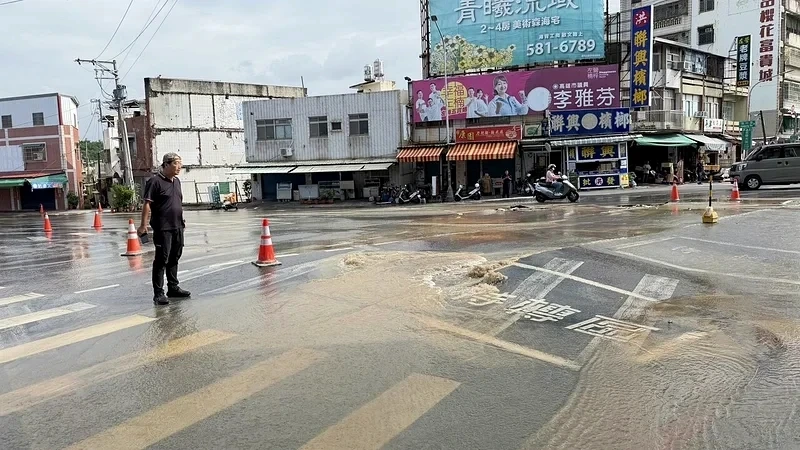 高雄左營大路突爆裂！大量水狂湧漫路面　台水急搶修