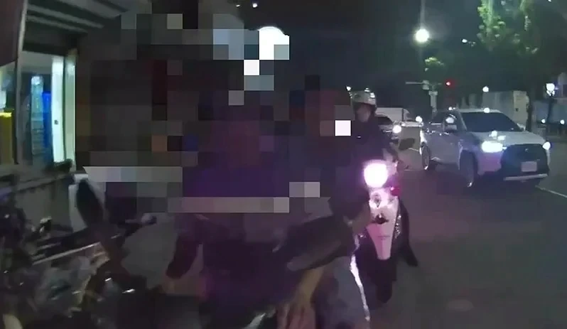 楠梓警攔搖晃機車　騎士酒測超標、後座乘客身分也露餡
