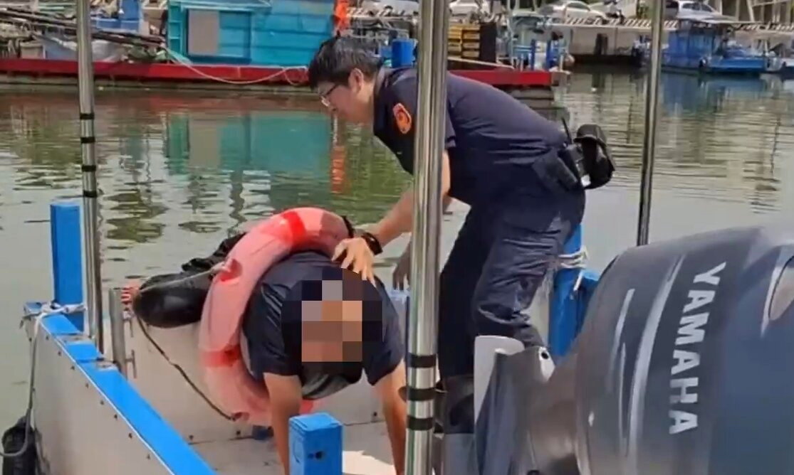 海浪一晃失足落海命懸一線！高雄警循呼救聲救回65歲男