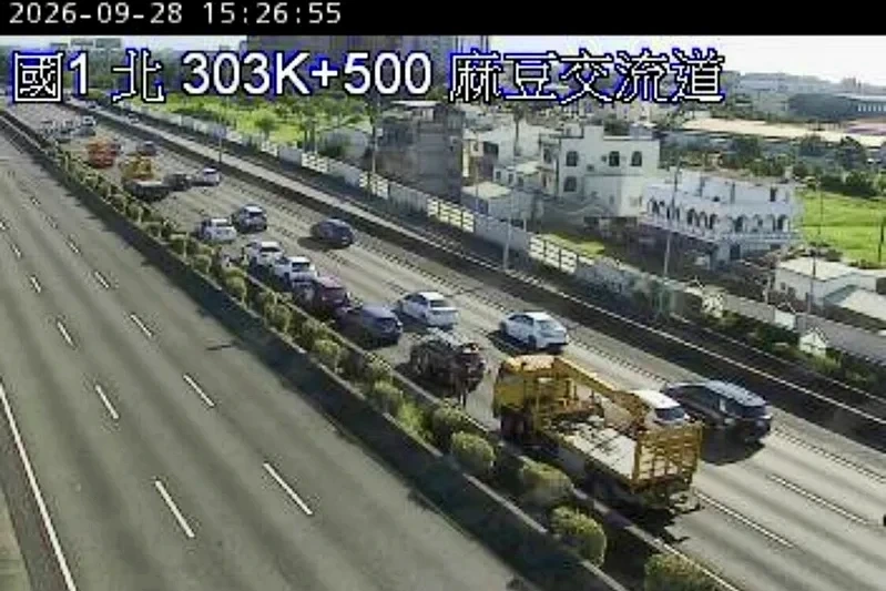 國1麻豆交流道6車連撞！南下303.5K回堵　車流急煞閃避