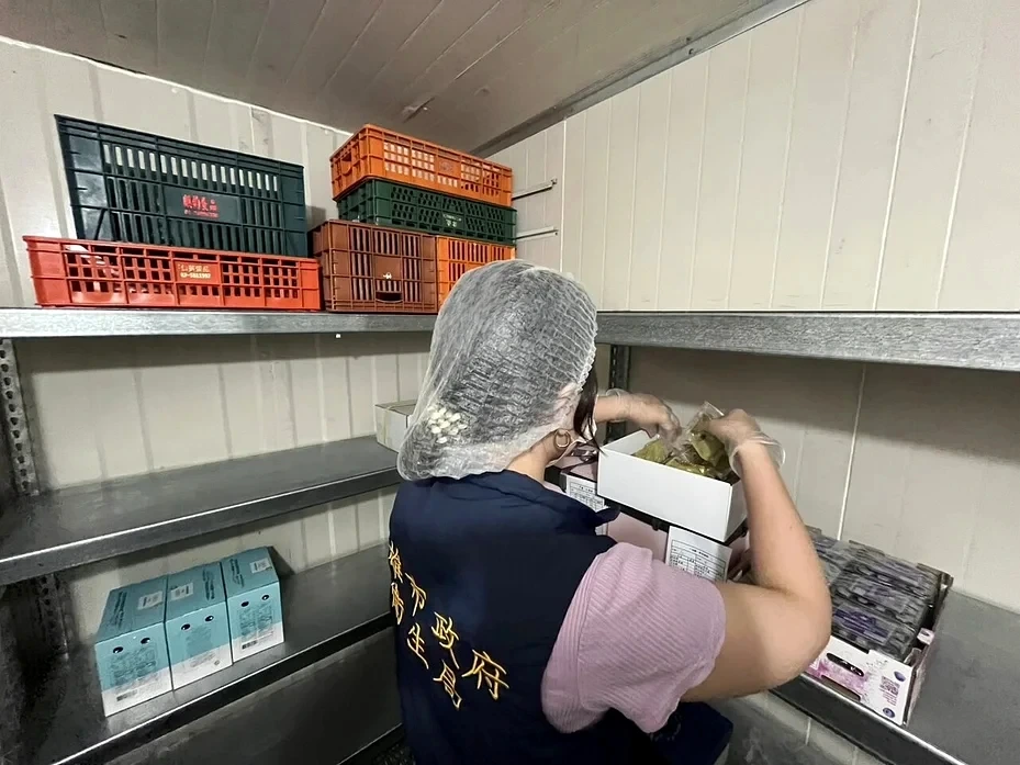 竹炭月餅驚見疑似發霉！業者稱「竹炭絲」高市衛生局出手了