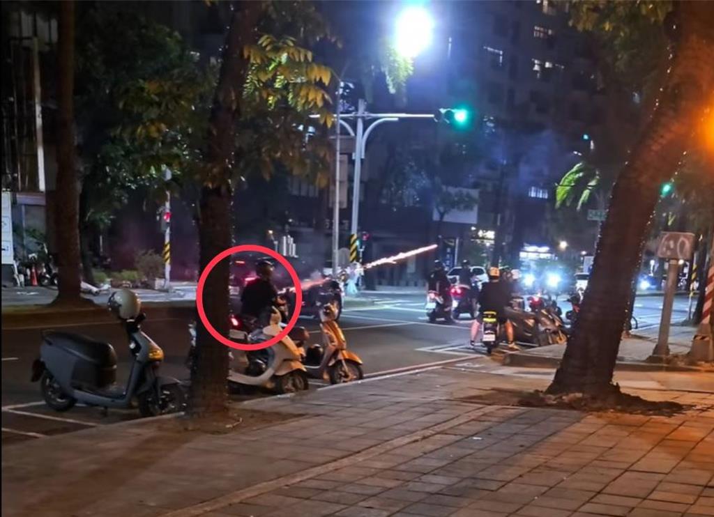 中秋夜騎車沿路放煙火！高雄19歲男對人行道狂射　遭警方送辦