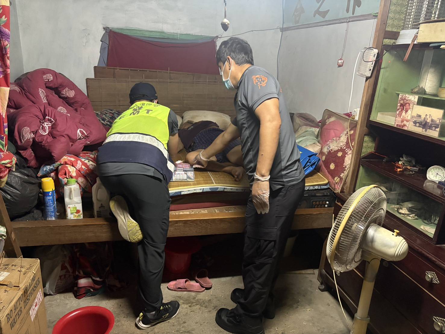 獨居男昏倒屋內失聯！送餐敲門無回應　警持備用鑰匙救人