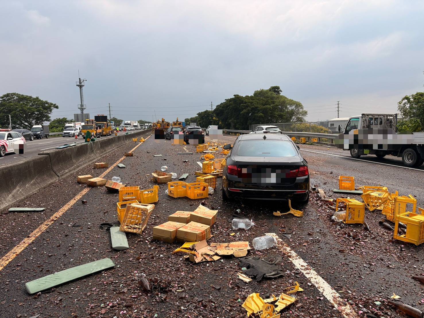 國3新化段聯結車撞護欄翻覆　波及13車4人受傷送醫