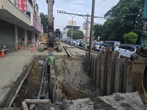 南二中校門口道路突封施工　地下800mm水管漏水急搶修