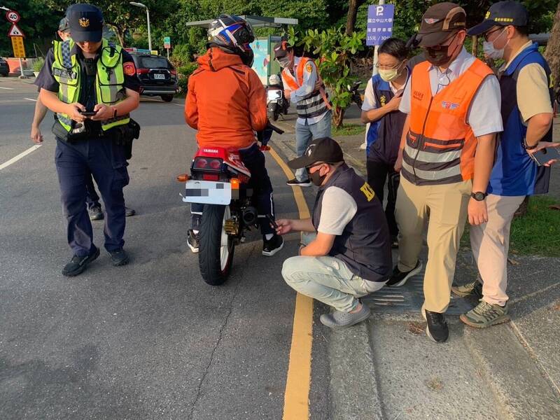 高雄中山大學周邊大抓改裝車！聯合稽查一晚抓16件違規