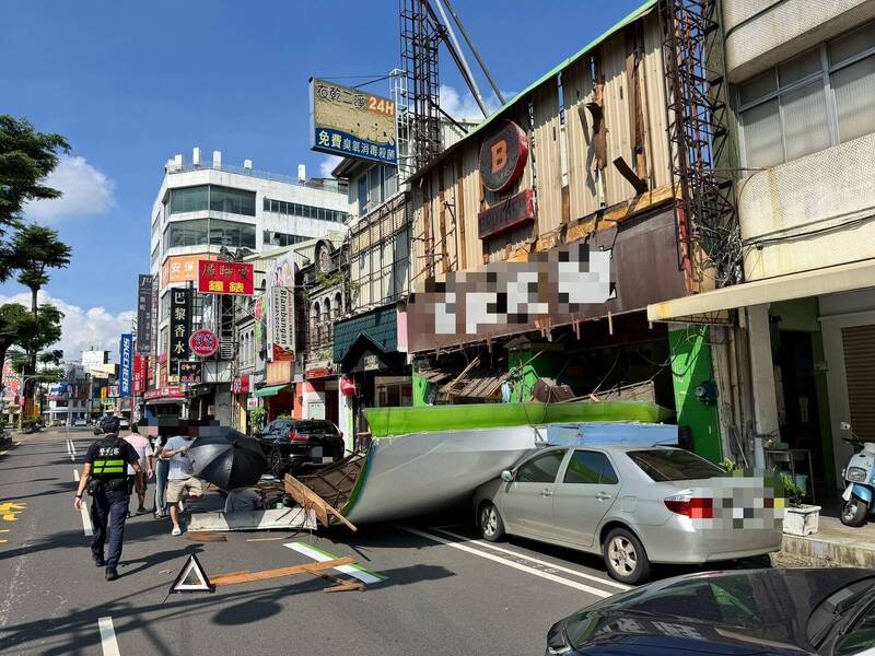 屏東洗衣店巨型招牌突砸落！50歲女騎士遭重擊倒地